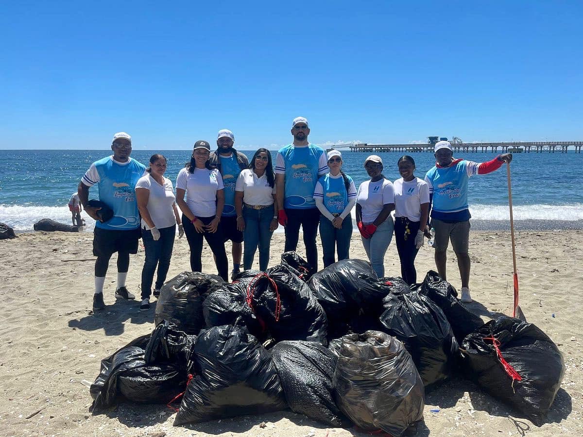 Lee más sobre el artículo Hospital Municipal Barsequillo participa en Jornada de Limpieza de Playa