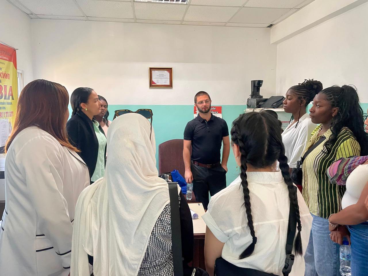 En este momento estás viendo Estudiantes de Medicina de University of Houston visitan el Hospital Municipal Barsequillo